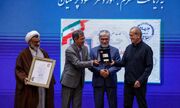 اعطای کارت عضویت افتخاری جهاددانشگاهی به رئیس‌جمهور