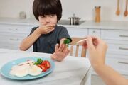 کودک غذا نمی‌خورد؛ او را مجبور نکنید!