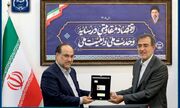 اعطای کارت عضویت جهاددانشگاهی به دکتر مخبر دزفولی