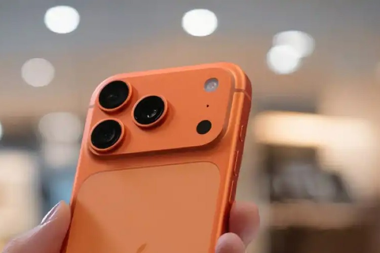 کابرد سوراخ کوچک کنار دوربین آیفون چیست؟