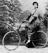 دوچرخه‌سواری دختر ناصرالدین شاه+عکس