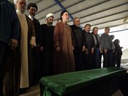 اقامه نماز سید محمد خاتمی بر پیکر خواهرش + عکس