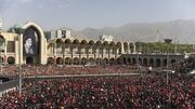 گزارش سی ان ان از مراسم اقامه نماز بر پیکر رهبر شهید ایران؛ گرمای تابستان به چالش کشیده شد