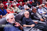 علیرضا داودنژاد نشان‌دار شد/بوسه «زهرا» بر دستان پدر + عکس
