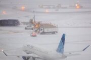 طوفان برفی برق ۷۰۰ هزار نفر در آمریکا را قطع کرد؛ لغو ۱۰ هزار پرواز