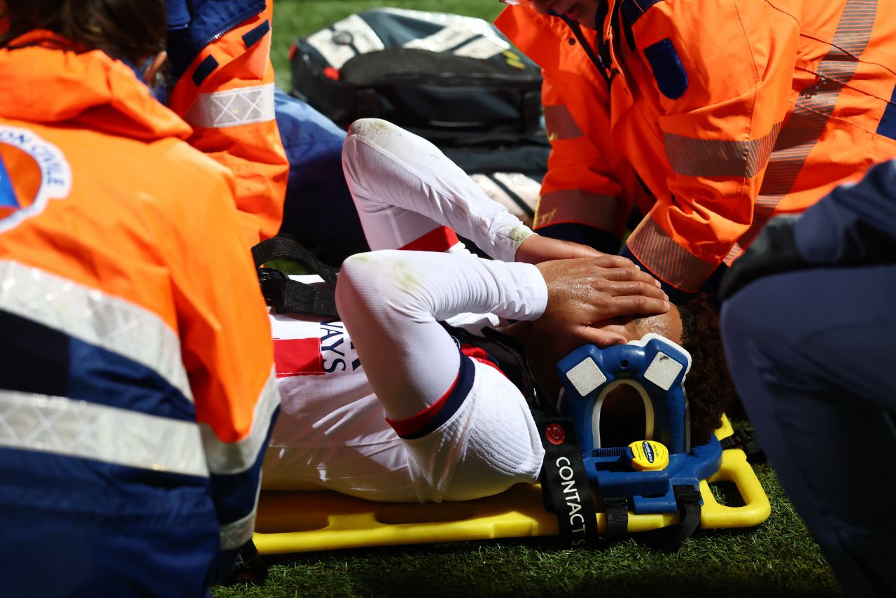 مصدومیت دزیره دوئه مقابل لوریان؛ ستاره فرانسوی با گریه زمین را ترک کرد! / عکس