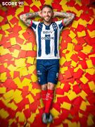 تنها یک بازیکن در قرن ۲۱ که رتبه اول بیشترین کارت‌های قرمز و زرد را داراست، او کیست؟