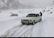 راهداران کاشانی ۲۱ خودروی گرفتار در برف ‌را نجات دادند