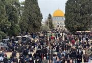 حضور ۹۰ هزار نمازگزار فلسطینی در اولین جمعه ماه مبارک رمضان