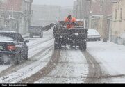 بارش برف در نورآباد و الیگودرز/ محورهای لرستان باز است