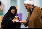 اهدای نشان «نرجسانه» به همسر سپهبد شهید غلامعلی رشید