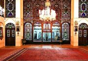 اینجا تاریخ به احترام اشک‌های محرم ایستاده است