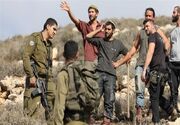 خلع سلاح شهرک‌نشین صهیونیست توسط جوان فلسطینی در الخلیل