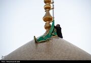 پرچم گنبد و پوش ضریح مطهر امام رضا(ع) تعویض شد+فیلم