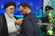 نشان خادمی افتخاری مسجد جمکران بر سینه حسن روح‌الامین نشست
