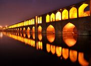 عکس مردان و نوجوانان اصفهانی در سال ۱۳۹۶ روی سی و سه پل