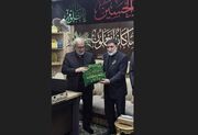 پرچم حرم امام حسین (ع) برای بدرقه پیکر رهبر شهید اهدا شد