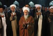 آیت‌الله جوادی آملی در قم بر پیکر رهبر شهید نماز می‌خواند