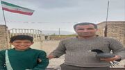 تحویل پرنده مهاجر آسیب دیده به محیط زیست توسط دانش آموزان روستای ملوند + عکس