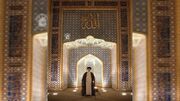 انتشار تصویری از حضور رهبر شهید در حرم حضرت معصومه(س)